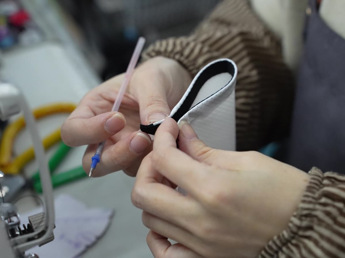 Preparing edge binding for a sample